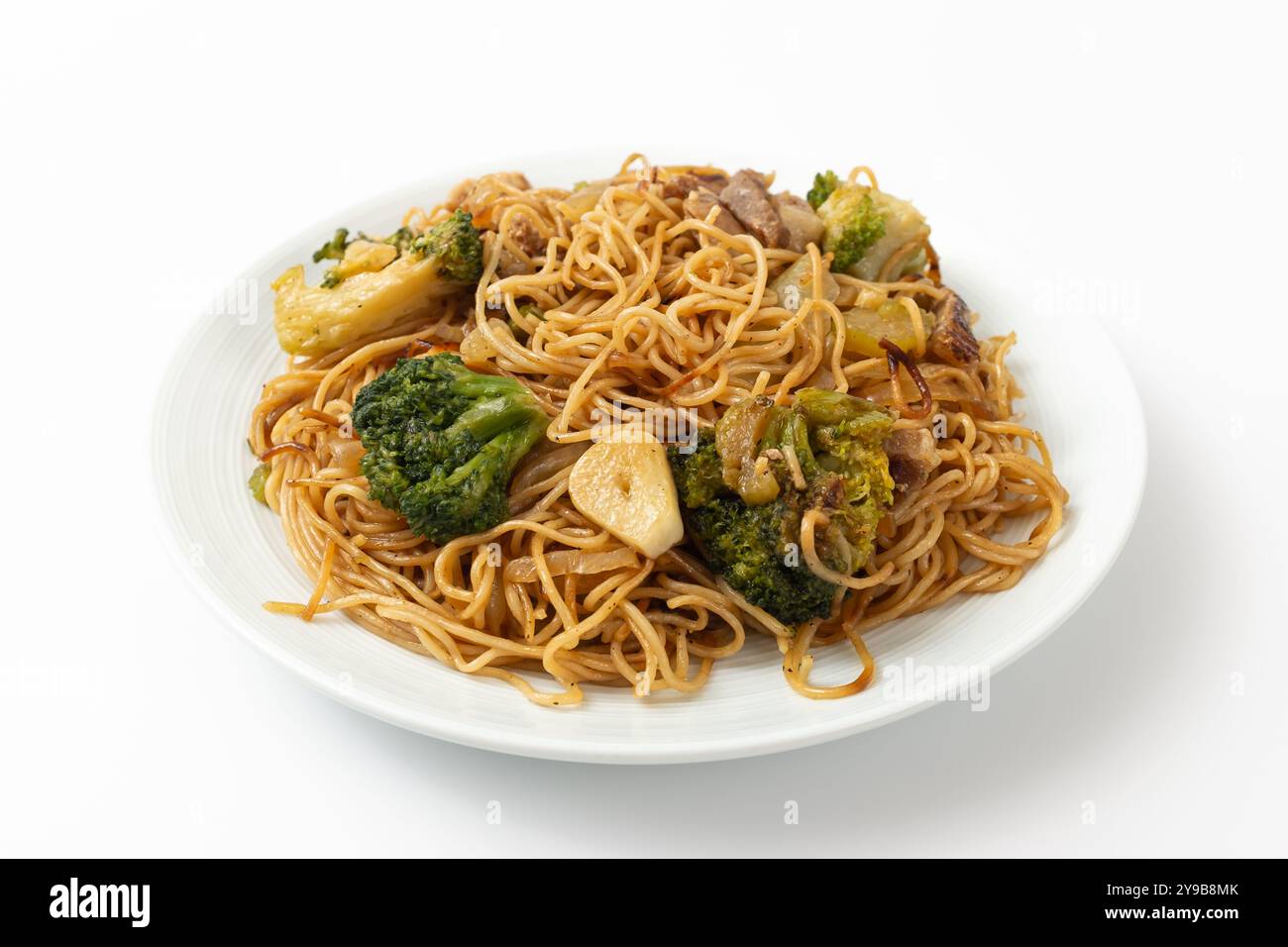 Spaghetti all'uovo in stile Hong Kong fritti in padella su sfondo bianco Foto Stock