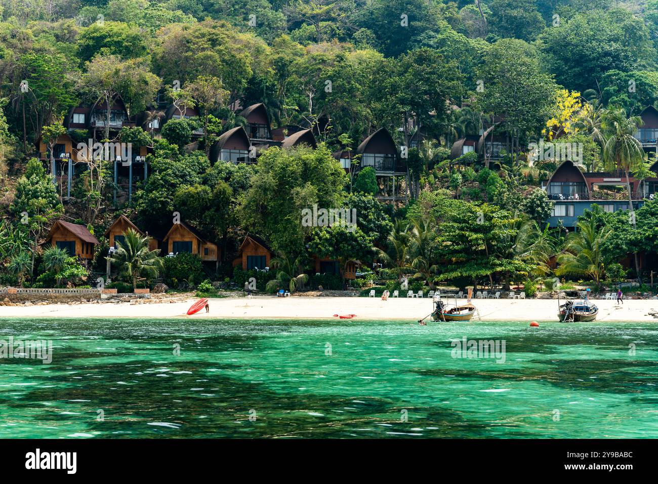 Hotel sulla spiaggia della Thailandia con acqua di mare limpida Foto Stock