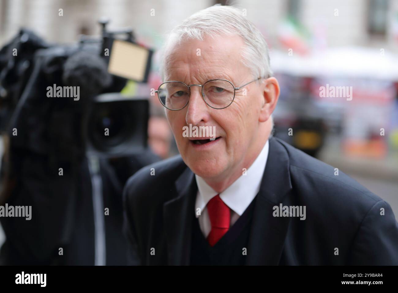 Londra, Regno Unito. 8 ottobre 2024. Hilary Benn parlamentare, Segretario di Stato per l'Irlanda del Nord, arriva per la riunione del Gabinetto. Foto Stock