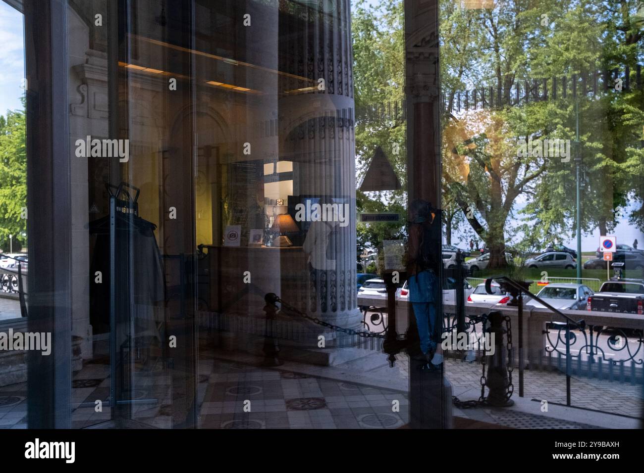 Ingresso del Palais Lumiere, un ex centro termale trasformato in sede espositiva a Evian les Bains, nelle Alpi, nel dipartimento dell'alta Savoia Foto Stock