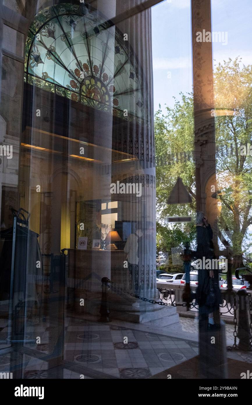 Ingresso del Palais Lumiere, un ex centro termale trasformato in sede espositiva a Evian les Bains, nelle Alpi, nel dipartimento dell'alta Savoia Foto Stock