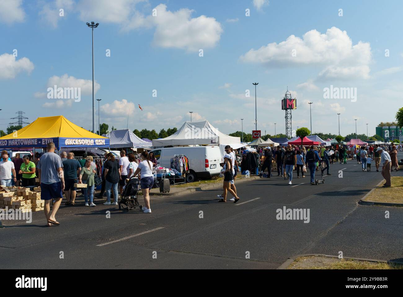 Poznan, Polonia - 18 giugno 2023: Il vivace mercato di Poznan attira folle con le sue bancarelle diversificate piene di prodotti locali, prodotti freschi e Foto Stock