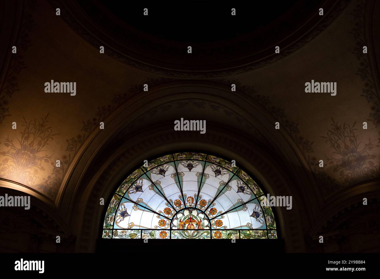 Ingresso del Palais Lumiere, un ex centro termale trasformato in sede espositiva a Evian les Bains, nelle Alpi, nel dipartimento dell'alta Savoia Foto Stock