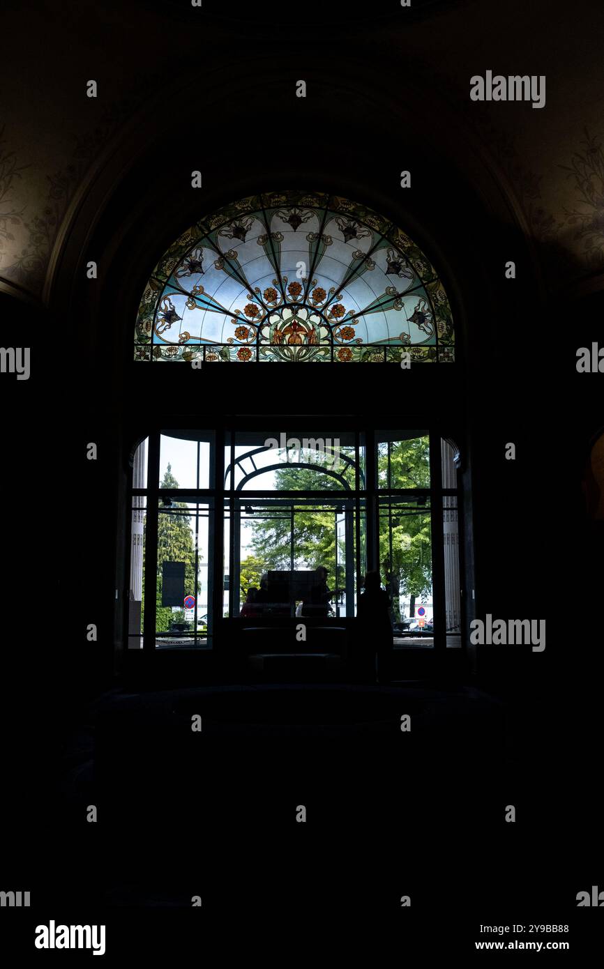 Ingresso del Palais Lumiere, un ex centro termale trasformato in sede espositiva a Evian les Bains, nelle Alpi, nel dipartimento dell'alta Savoia Foto Stock
