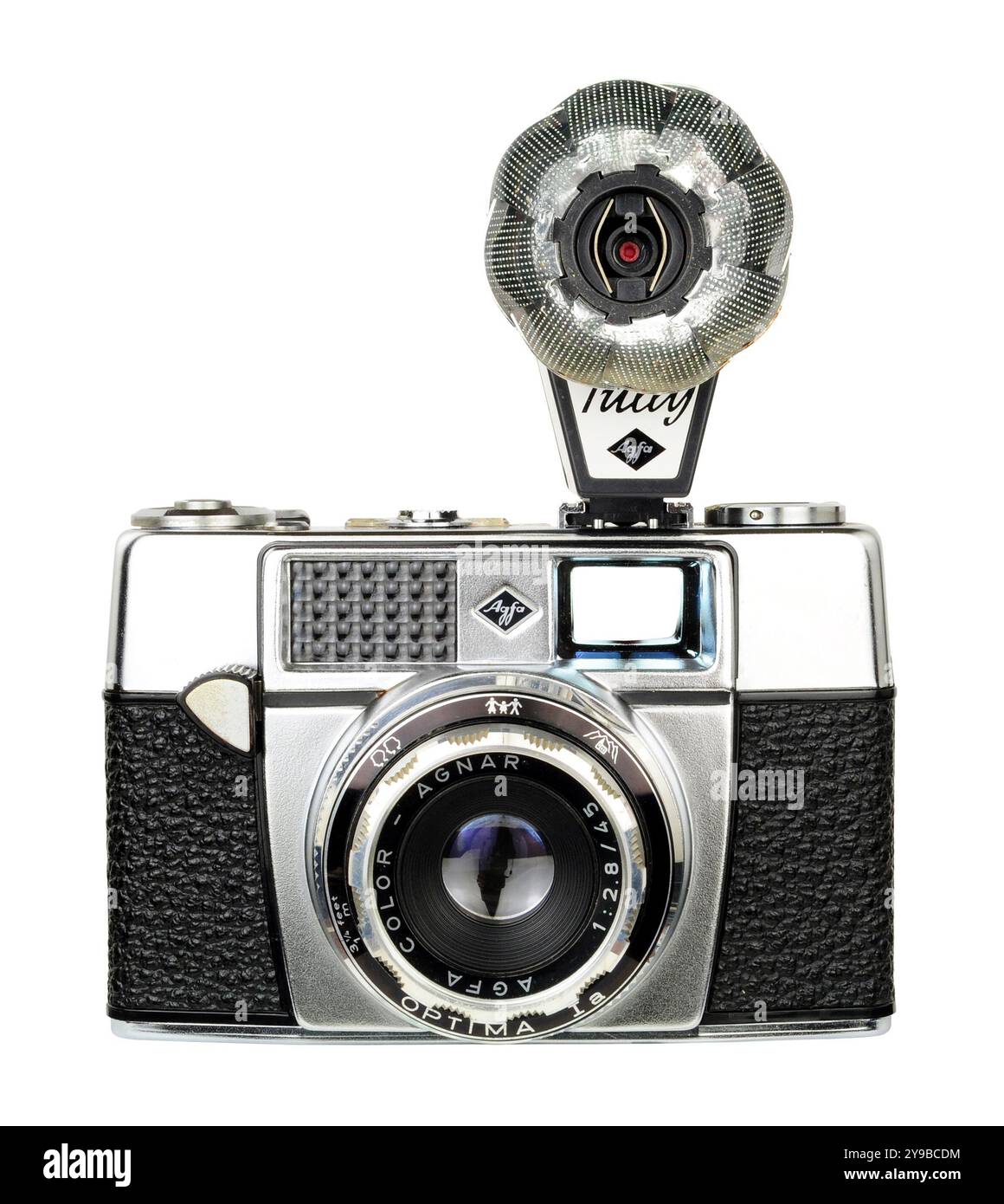 Fotocamera a pellicola analogica Agfa Optima 1a da 35 mm vintage con attacco Tully flash montato e un obiettivo agnar f 2,8 a colori prodotto per la prima volta nel 1962 in Germania Foto Stock