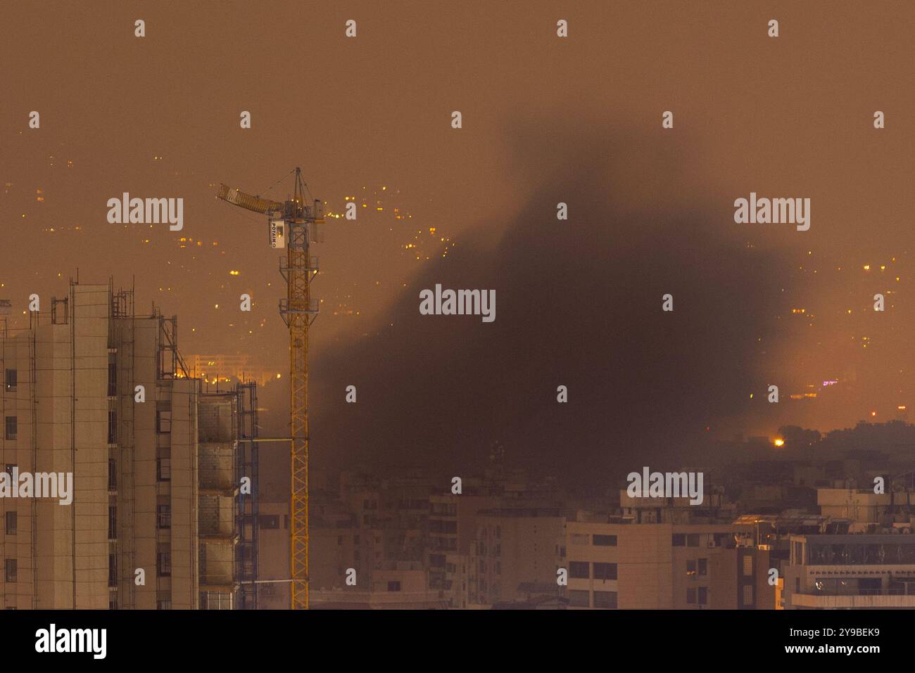 Beirut, Libano. 9 ottobre 2024. Il fumo aumenta dopo che un attacco israeliano ha preso di mira i sobborghi meridionali di Beirut. Le forze israeliane continuano a bombardare ogni giorno i sobborghi meridionali di Beirut. (Credit Image: © Daniel Carde/ZUMA Press Wire) SOLO PER USO EDITORIALE! Non per USO commerciale! Foto Stock