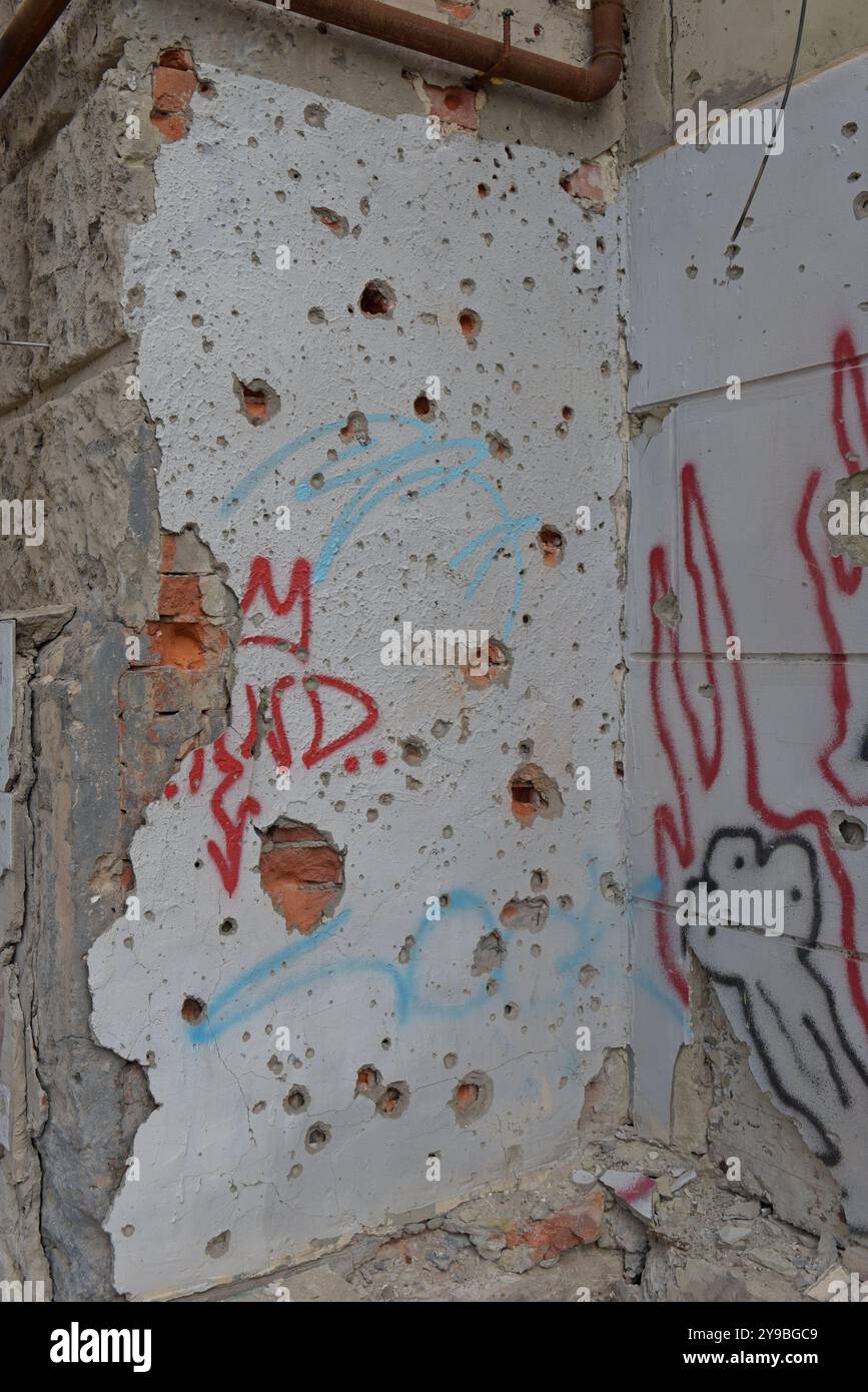 Danni da schegge agli edifici nel centro della città di Charkiv, nel Nebraska Ucraina, con danni da attacchi missilistici nell'invasione russa, maggio 2024 Foto Stock