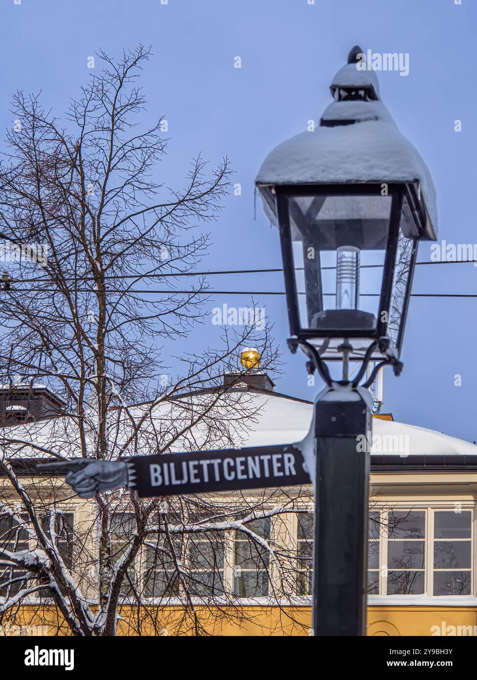 Stoccolma, Svezia - 9 marzo 2023: Un cartello su un lampione stradale con le dita alla fine che indicano la direzione della vendita dei biglietti, ovvero la traduzione Foto Stock