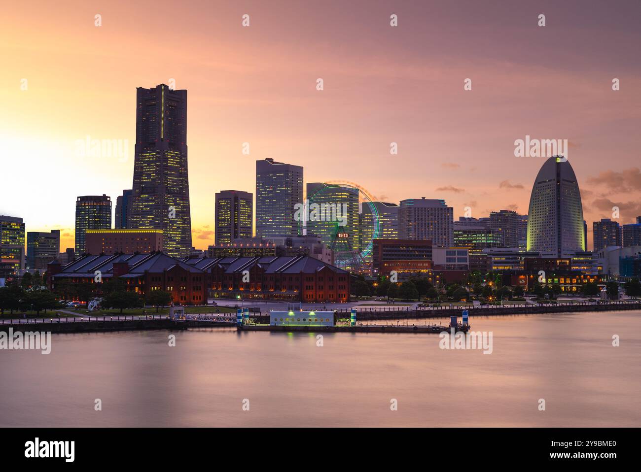 Scenario del porto di Yokohama nella città di Yokohama nella prefettura di Kanagawa, Kanto, Giappone Foto Stock