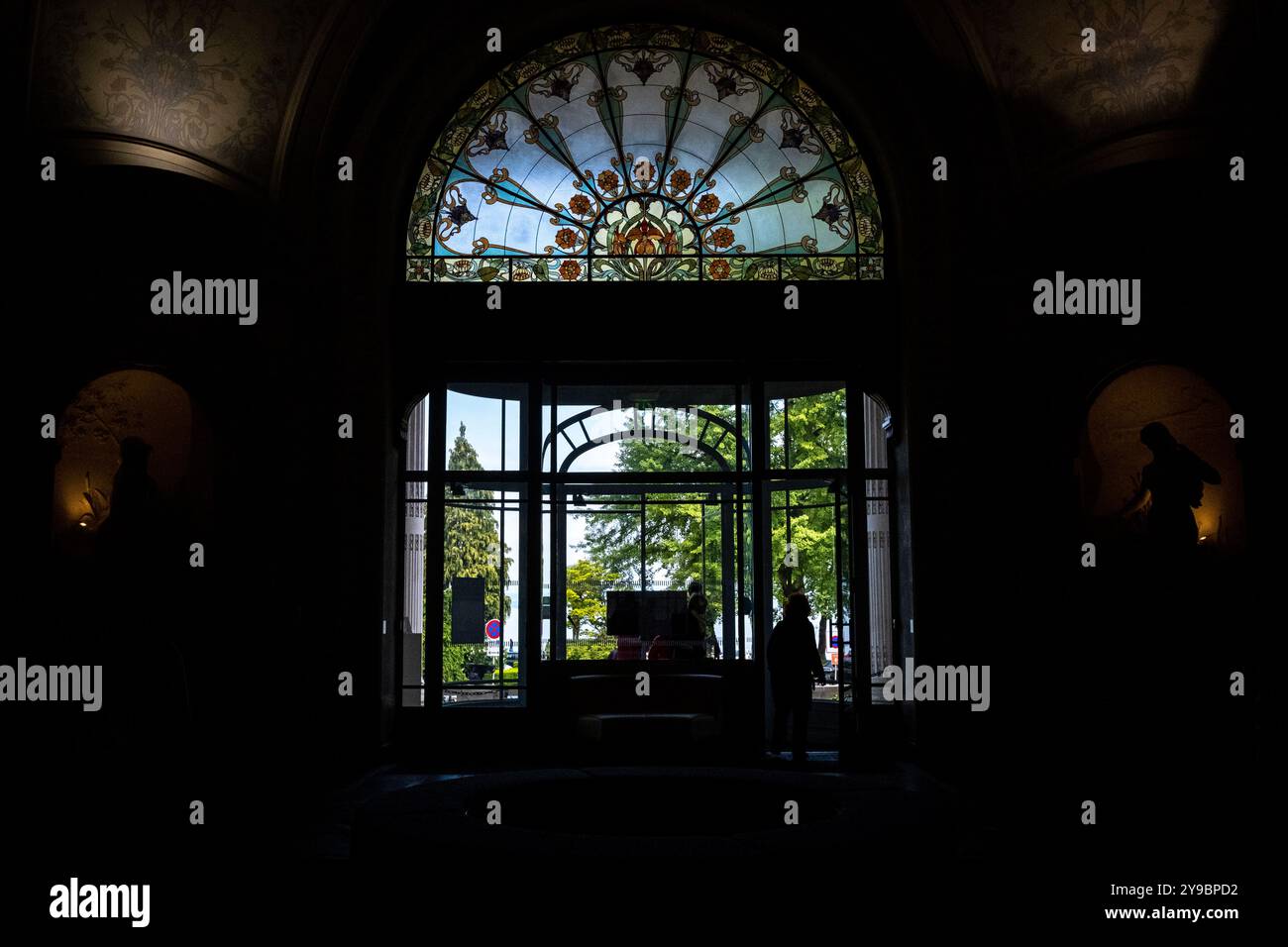 Ingresso del Palais Lumiere, un ex centro termale trasformato in sede espositiva a Evian les Bains, nelle Alpi, nel dipartimento dell'alta Savoia Foto Stock