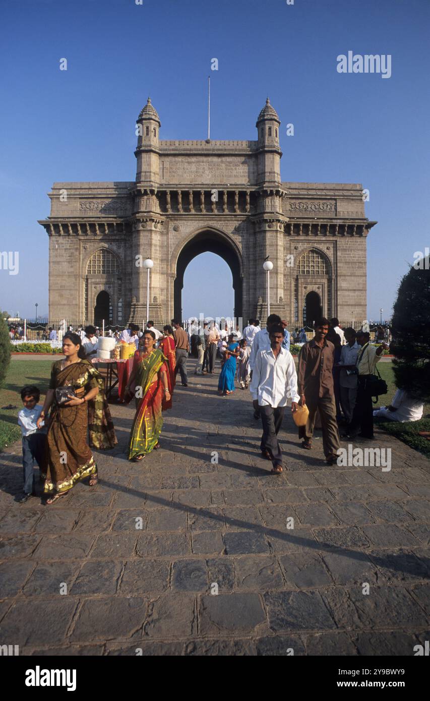 India, Mumbai, folle di persone a India Gate Gateway of India l'icona di Bombay, costruita per commemorare lo sbarco di re Giorgio V e della regina Maria. Foto Stock