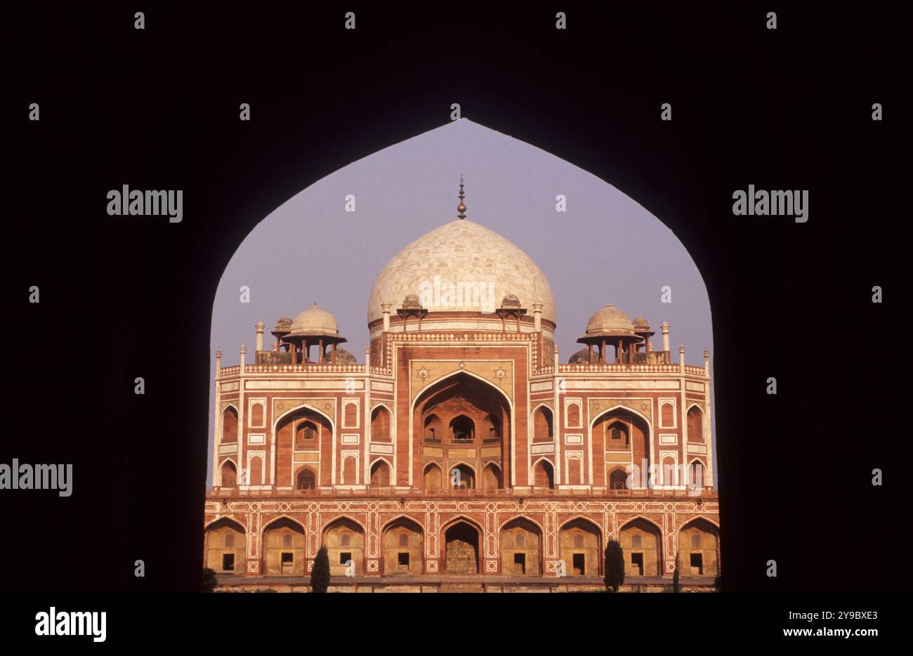 Tomba di Humayun al crepuscolo, Delhi, territorio della capitale nazionale di Delhi, India, subcontinente indiano, Asia. Foto Stock