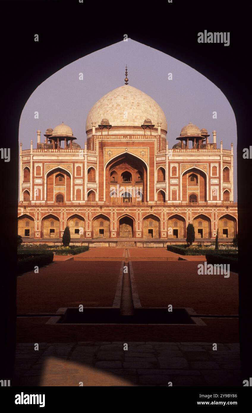 Tomba di Humayun al crepuscolo, Delhi, territorio della capitale nazionale di Delhi, India, subcontinente indiano, Asia. Foto Stock