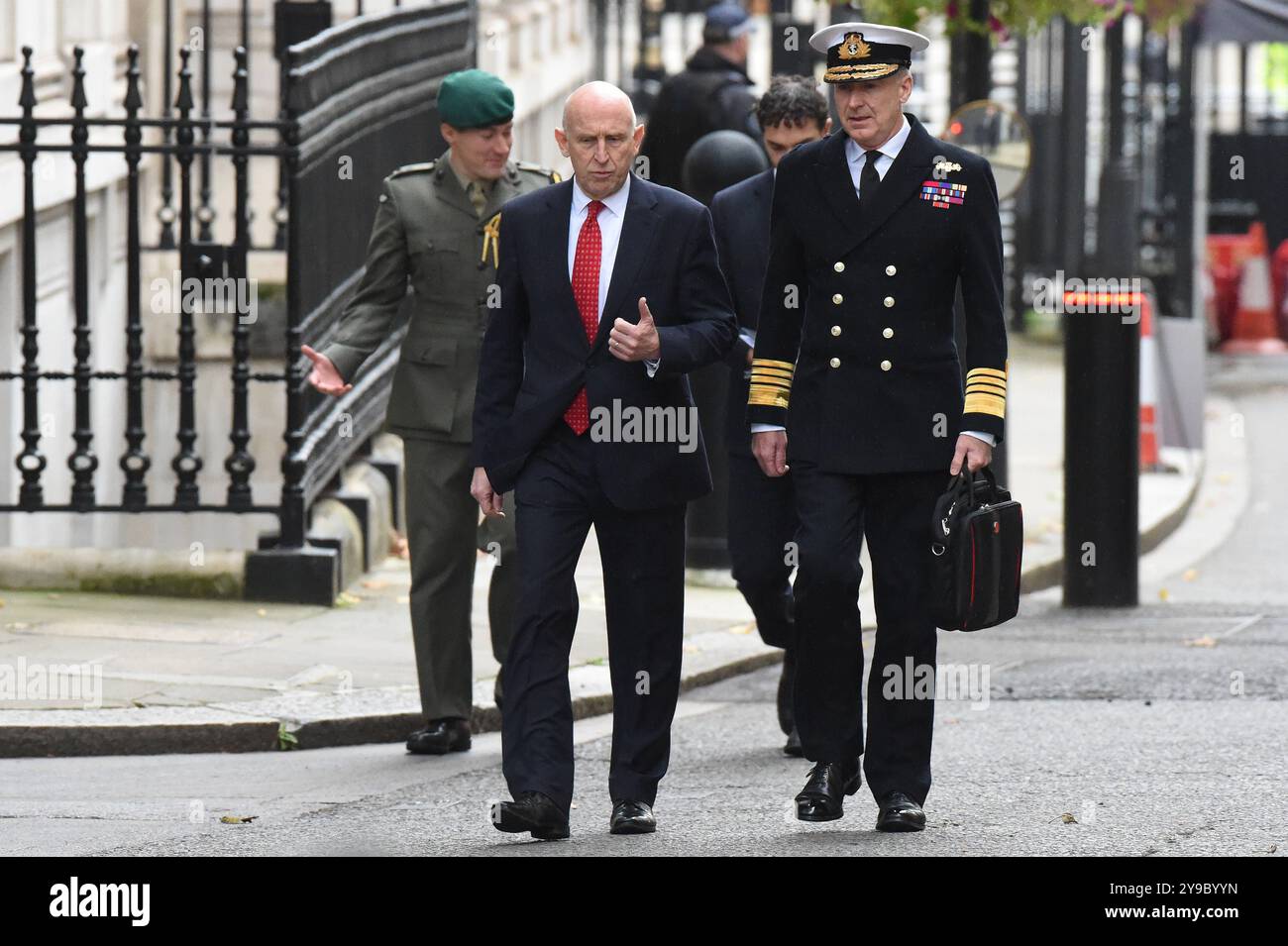 Visita di Zelenskyy a Londra John Healey Segretario alla difesa e ammiraglio Sir Tony Radakin Capo di Stato maggiore della difesa arriva a Downing Street per la visita del presidente Zelenskyy dell'Ucraina. Londra Westminster Regno Unito Copyright: XMartinxDaltonx Zelenskyy visit 101024 MD 013 Foto Stock