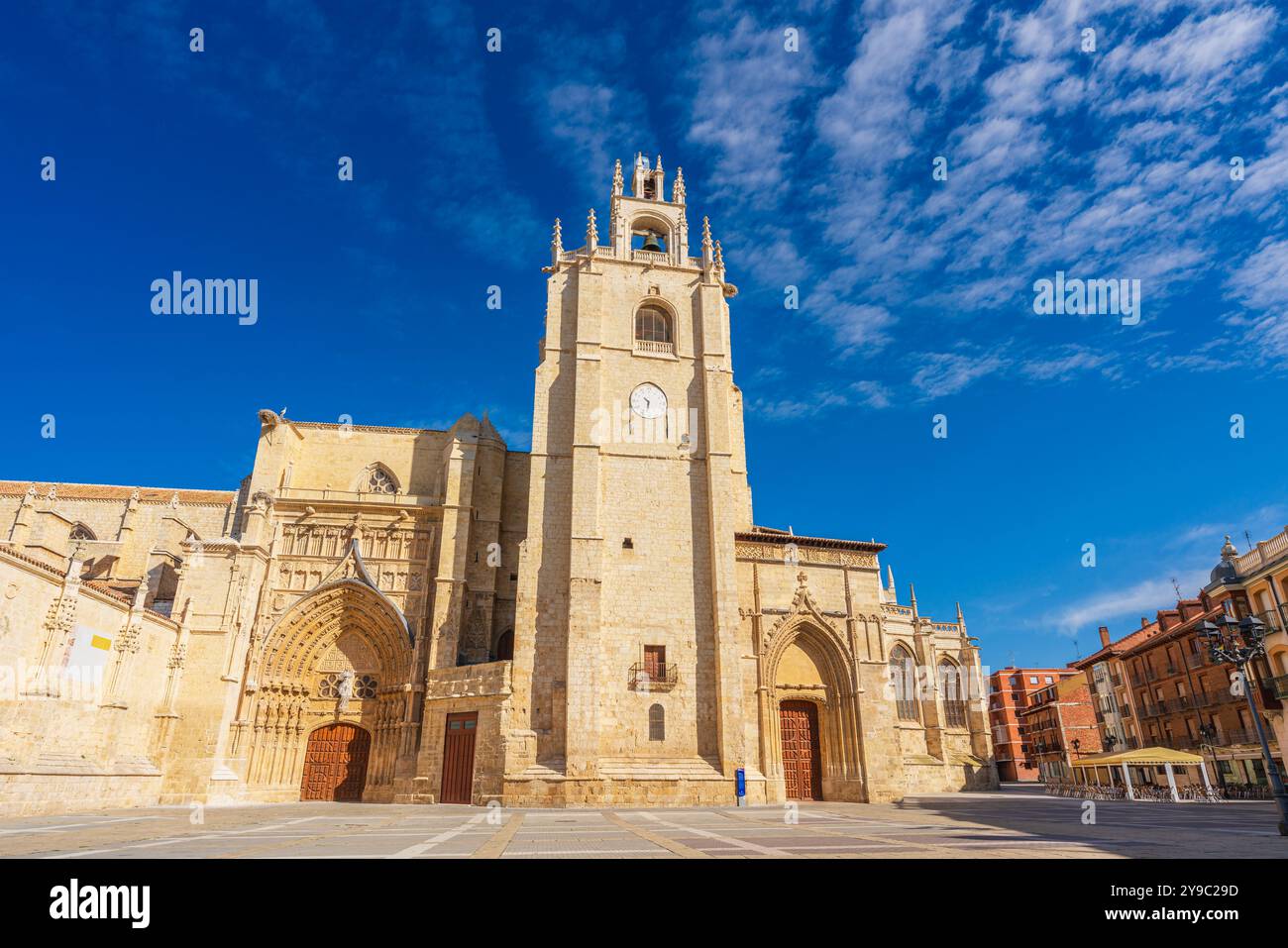Facciata meridionale della cattedrale cattolica in stile gotico di Palencia nella regione di Castilla y León, Spagna Foto Stock