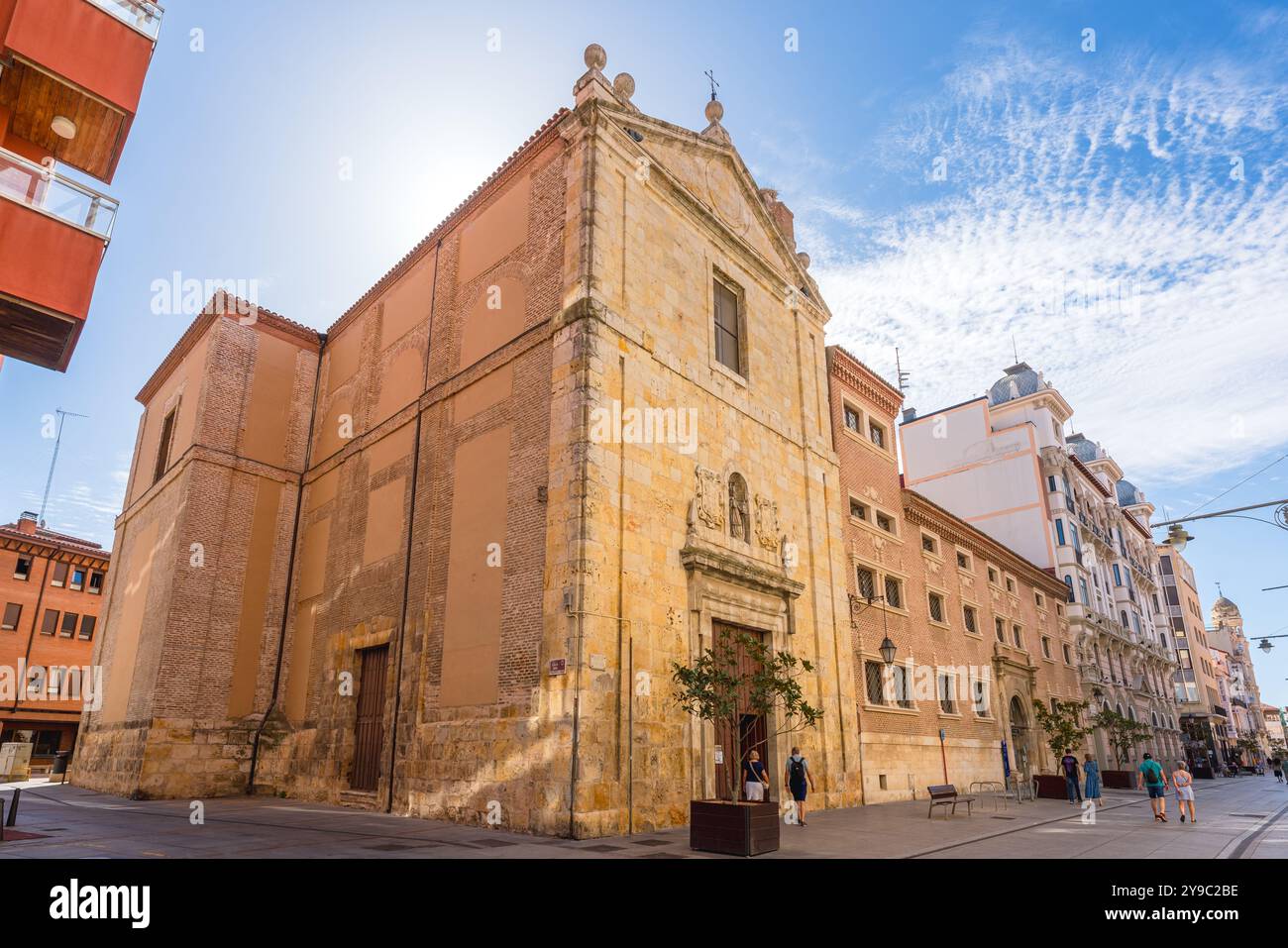 Palencia, Spagna. 17 agosto 2024. Vista esterna della chiesa di San Agustín, situata in Calle Mayor Foto Stock