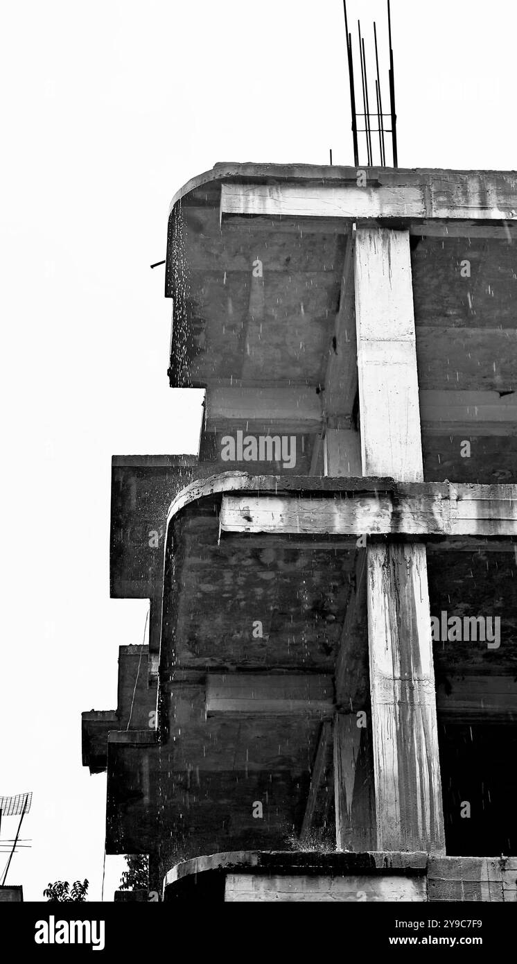 Giorno di pioggia e vecchio edificio Foto Stock