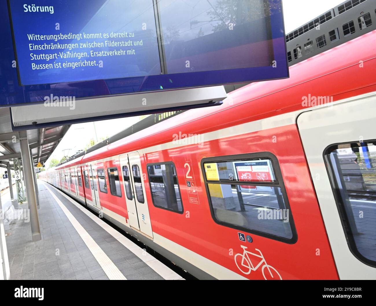 Stoccarda, Germania. 10 ottobre 2024. L'avviso di un disturbo legato alle condizioni meteorologiche si illumina su una bacheca presso la stazione S-Bahn di Stoccarda-Vaihingen. I servizi della S-Bahn a Stoccarda-Vaihingen sono limitati a causa di raffiche di vento. Il servizio meteorologico tedesco (DWD) si aspetta che giovedì a Stoccarda si svolgano pesanti scontri e avverte dei venti di forza nella Foresta Nera. Crediti: Bernd Weißbrod/dpa/Alamy Live News Foto Stock