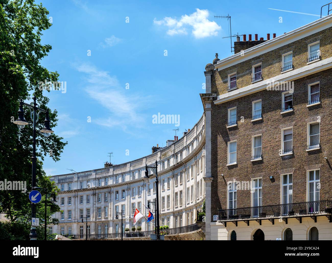 Londra - 06 15 2022: Veduta degli edifici di Wilton PL e Wilton Cres con bandiera di Singapore Foto Stock
