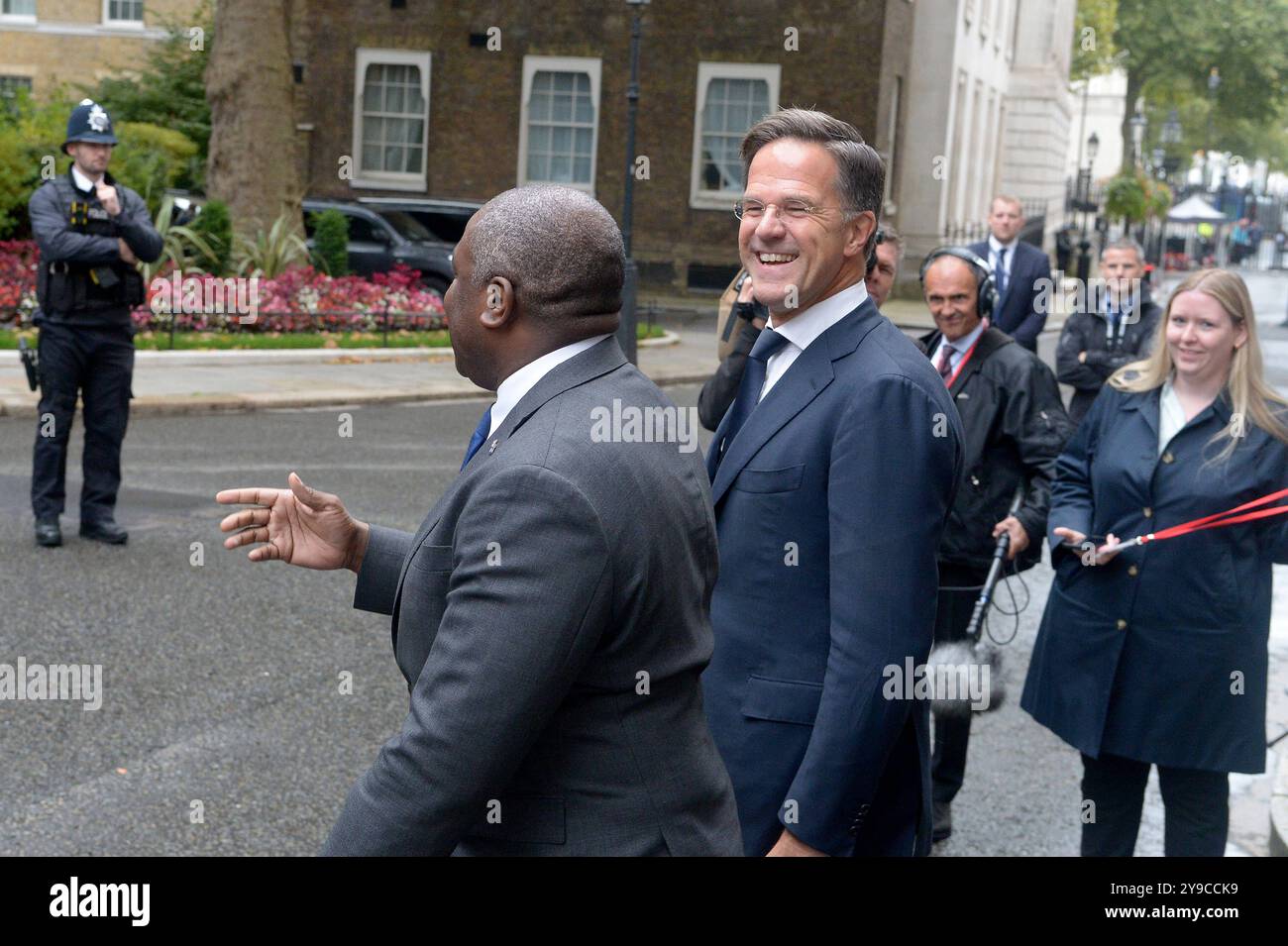 Visita di Zelenskyy a Londra David Lamy Segretario di Stato per gli affari esteri e Mark Rutte Segretario generale della NATO fuori dal numero 10 di Downning Street per la visita del presidente ucraino Zelenskyy. Londra Westminster Regno Unito Copyright: XMartinxDaltonx Zelenskyy visit 101024 MD 019 Foto Stock