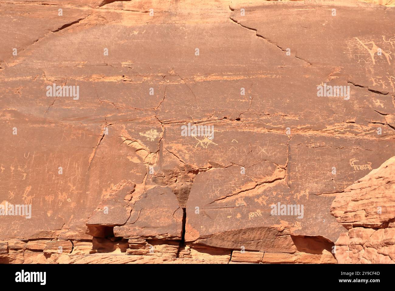 Vista ravvicinata di un petroglifico Wadi Rum in Giordania Foto Stock