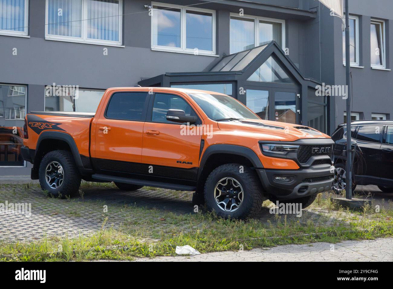 OSTRAVA, CECHIA - 21 SETTEMBRE 2023: Concessionaria di vetture RAM americane con camion RAM 1500 TRX arancione Foto Stock OSTRAVA, CECHIA - 21 SETTEMBRE 2023: Concessionaria di vetture RAM americane con camion RAM 1500 TRX arancione Foto Stock
