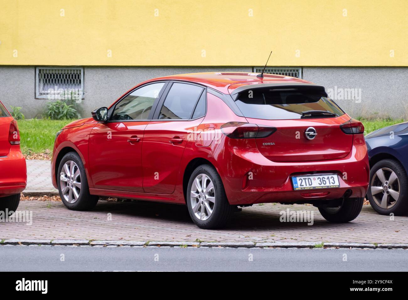 OSTRAVA, CECHIA - 25 SETTEMBRE 2023: Opel corsa F piccola berlina parcheggiata sulla strada, vista posteriore Foto Stock