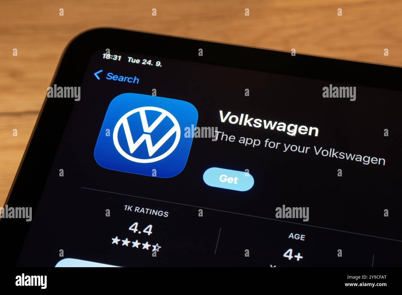 OSTRAVA, CECHIA 24 SETTEMBRE 2024: App store con applicazione mobile Wolkswagen per auto intelligenti da installare Foto Stock