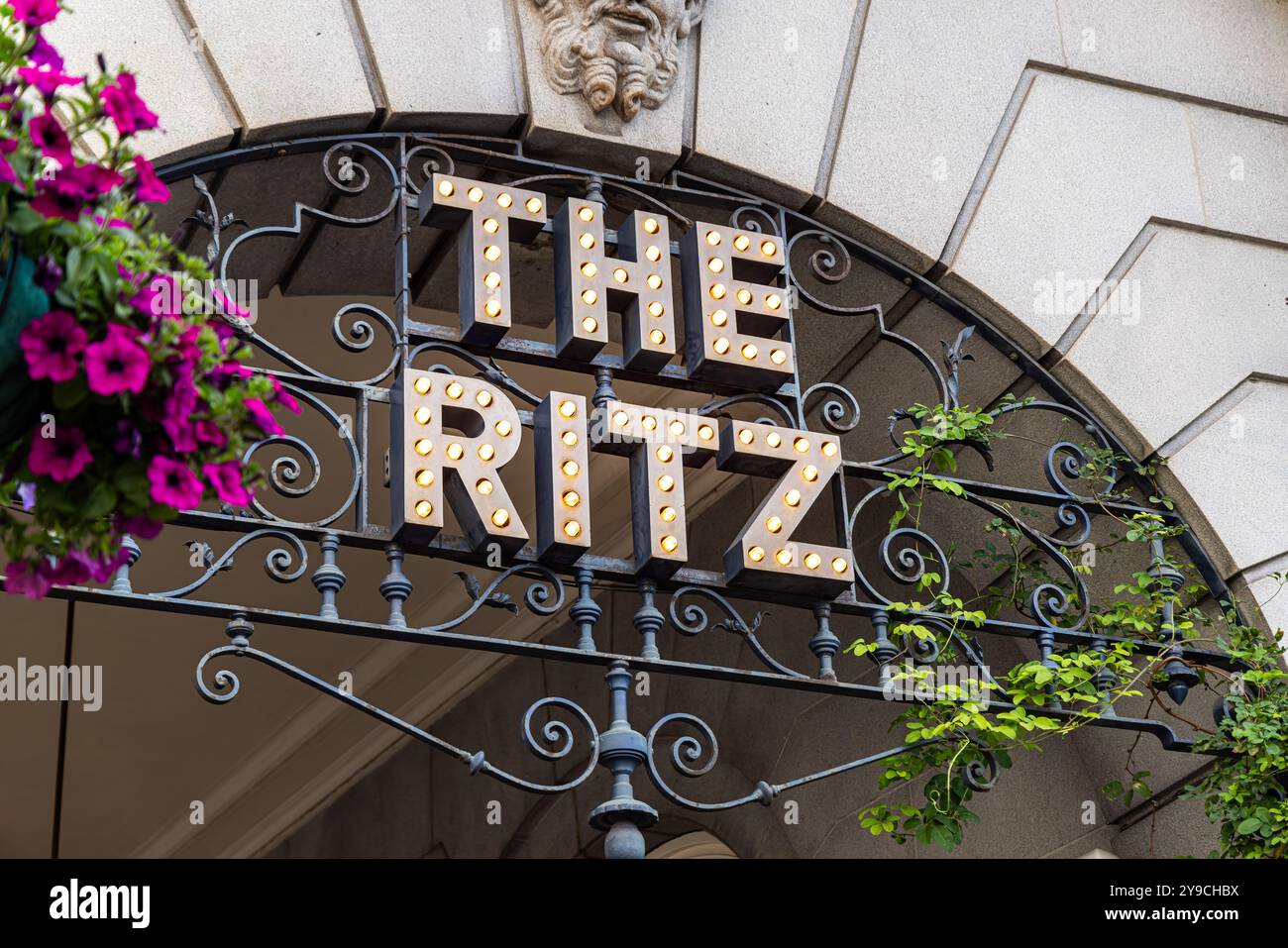 The Ritz Hotel Sign, Londra Inghilterra Regno Unito Foto Stock