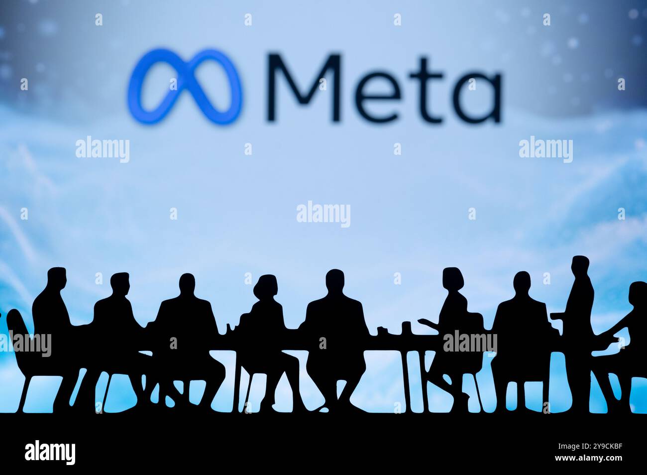 CALIFORNIA, USA, 10 OTTOBRE 2024: Meta Global Expansion Workshop. Professionisti del settore seduti intorno a un tavolo, analizzando le tendenze del mercato internazionale Foto Stock
