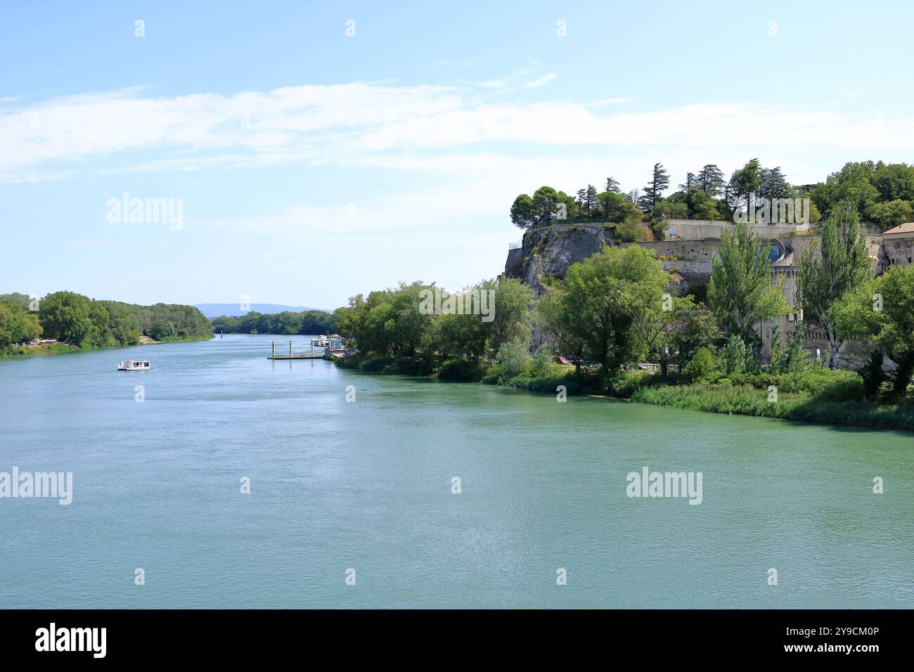 Avignone in Francia - agosto 25 2024: Punto panoramico Rocher des Doms (Dom Rock Park) con vista sul ponte Pont Saint-Benezet Foto Stock