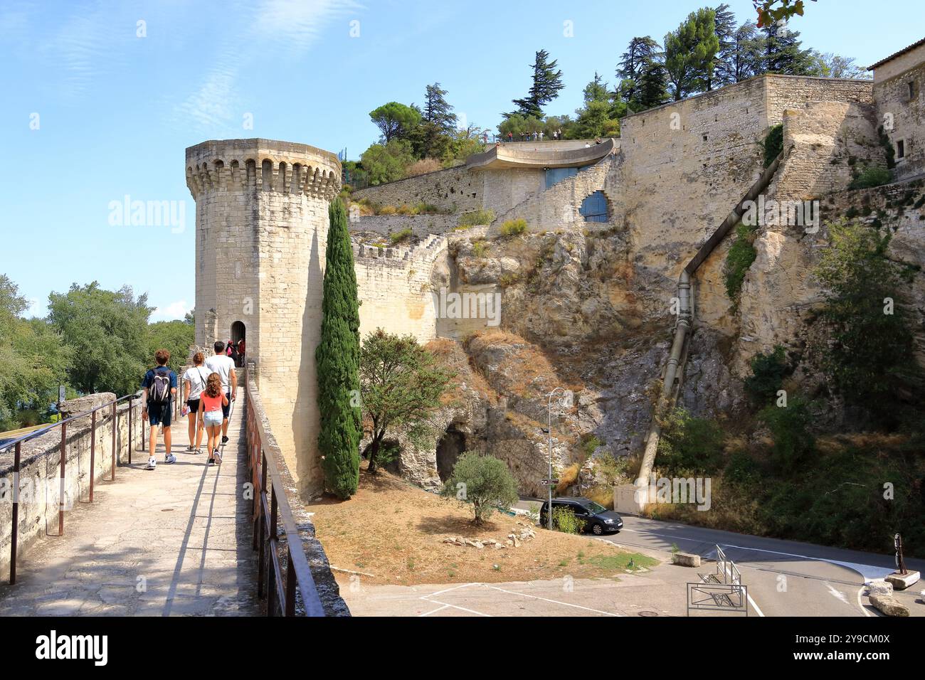 Avignone in Francia - agosto 25 2024: Punto panoramico Rocher des Doms (Dom Rock Park) con vista sul ponte Pont Saint-Benezet Foto Stock