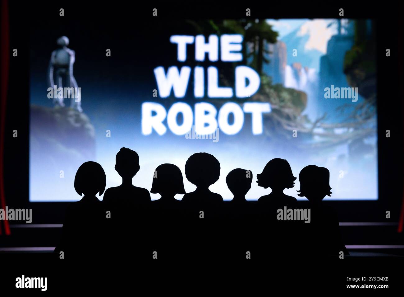 NEW YORK, USA, 10 OTTOBRE 2024: Il film Wild robot Movie guardato da un gruppo di bambini al cinema. Immagine stock per la nuova DreamWorks Animation american Movi Foto Stock