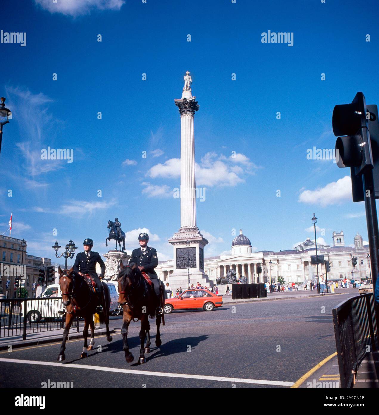 Due agenti di polizia a cavallo in uniforme di Londra escono da Trafalgar Square Foto Stock