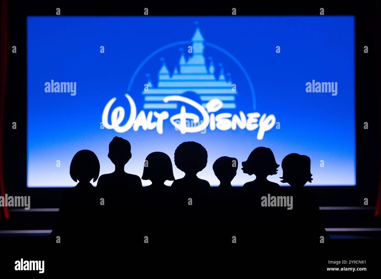 BURBANK, USA, 10 OTTOBRE 2024: Film di Walt Disney guardato da un gruppo di bambini al cinema Foto Stock