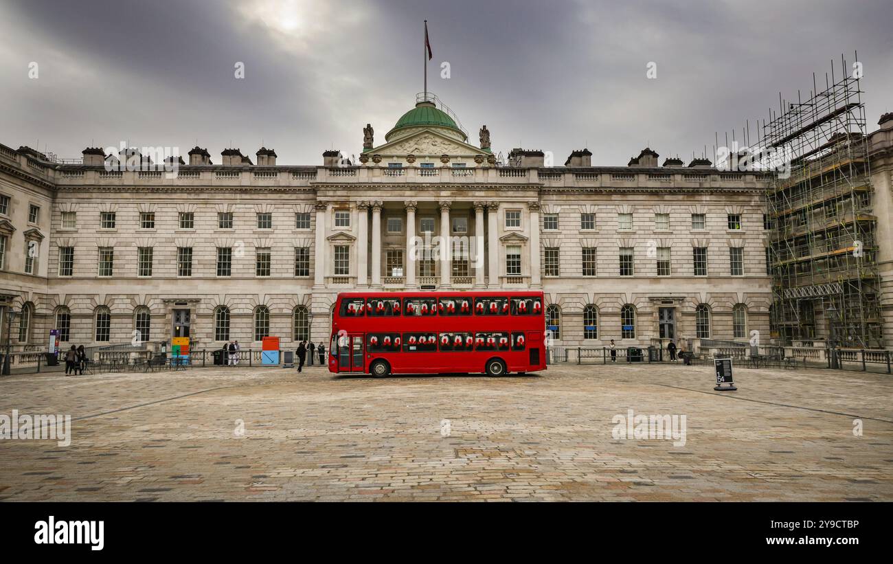 Londra, Regno Unito. 10 ottobre 2024. L'installazione, che originariamente doveva avere due autobus, non uno. L'artista non era presente come previsto. Un'installazione monumentale composta da un autobus a grandezza naturale di Londra è stata inaugurata nel cortile di Somerset House dall'artista Slawn. Gli autobus a due piani dell'artista anglo-nigeriano Slawn esplorano l'accessibilità e i collegamenti sociali. 1-54 Contemporary African Art Fair celebra la sua dodicesima edizione a Somerset House con l'installazione speciale. Oltre 60 gallerie e 160 artisti africani e della diaspora sono in mostra alla fiera quest'anno. Foto Stock