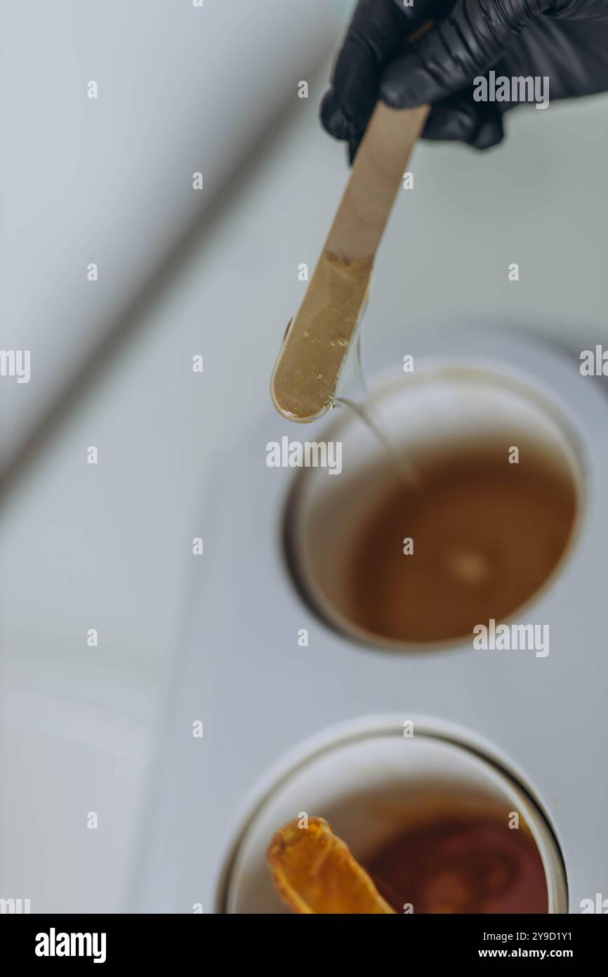 Pasta di zucchero per la depilazione dello shugaring. Centro benessere di bellezza minimalista. Foto di alta qualità Foto Stock