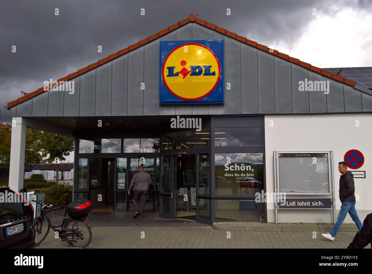 Filiale von Discounter Lidl. Unter dem Namen Lidl werden insgesamt über 12200 Filialen in Europa und den USA betrieben. Nach Anzahl der Filialen ist Lidl der grösste Discounter-Konzern der Welt. Die Filialen in Deutschland werden von der LD-Stiftung mit Sitz a Bad Wimpfen betrieben. Die anderen Filialen in Europa und den USA betreibt die Lidl Stiftung und Co KG mit Sitz a Neckarsulm. Beide Schwesterunternehmen sind Teil der Schwarz-Gruppe, zu der auch Kaufland als Lebensmittelvollsortimenter gehört *** il discount Lidl gestisce un totale di oltre 12.200 negozi in Europa e negli Stati Uniti Lidl Foto Stock