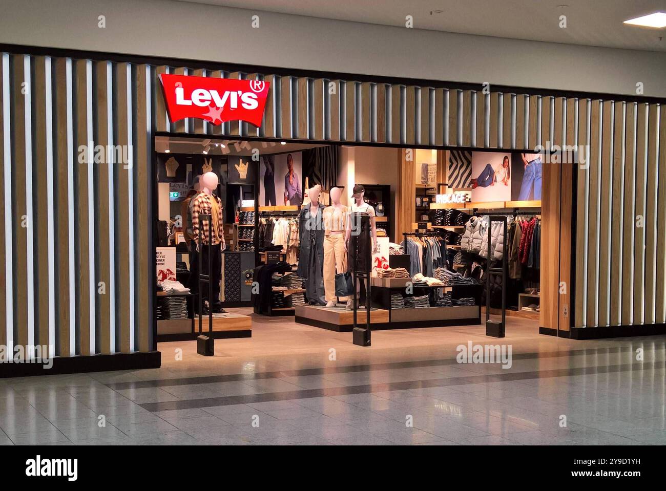 Levis - Ladengeschäft. Jeans-Store Levi Strauss. Levi Strauss und Co ist ein börsennotiertes Handelsunternehmen für Textilien, das weltweit für Seine Denim-Jeans bekannt ist. Es wurde 1853 gegründet, als der fränkische Einwanderer Levi Strauss nach San Francisco kam, um mit seinem Bruder an der Westküste ein Textilwarengeschäft zu eröffnen. Von der firma wurden denim-Overalls bereits in den 1870er Jahren hergestellt, doch entstanden die Modernen Jeans erst in den 1920er Jahren. Die firma befindet sich im Besitz der Nachkommen und Verwandten der vier Neffen von Levi Strauss, Die nach seinem Tod Foto Stock