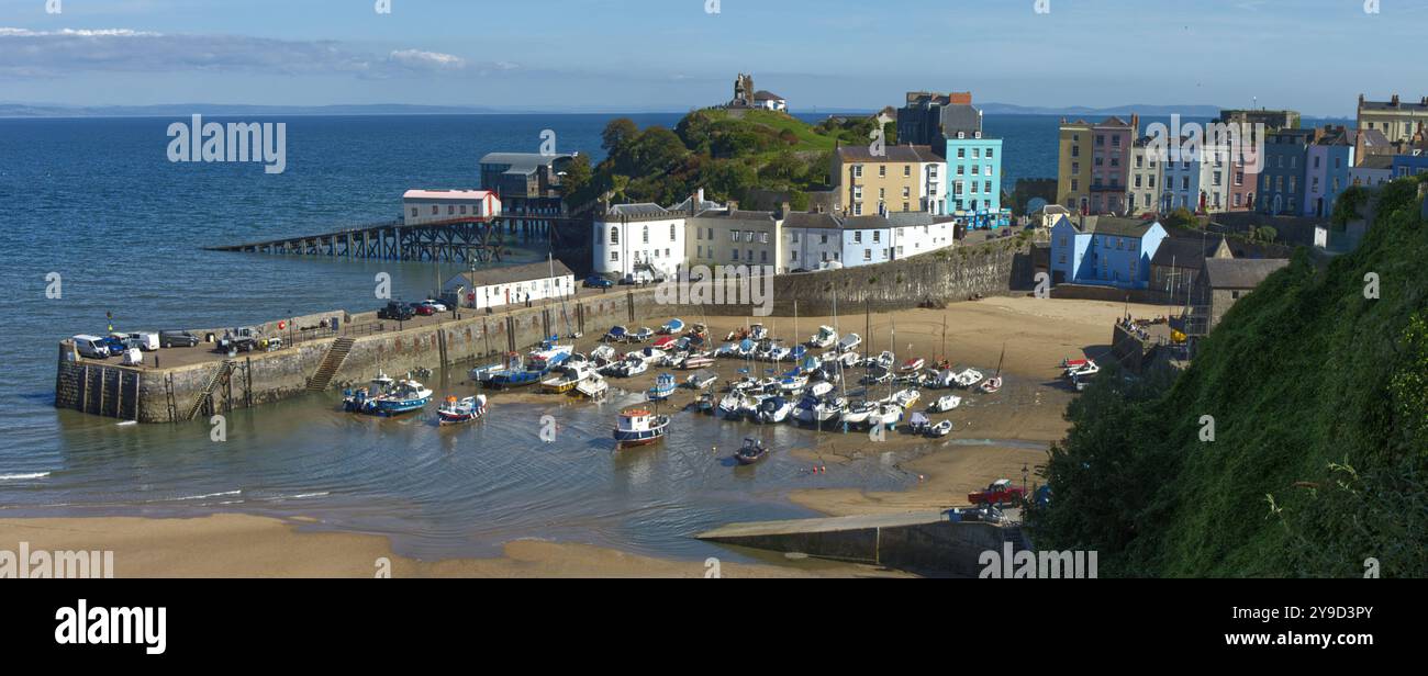 Vista panoramica del porto di Tenby, Pembrokeshire, Galles, con la bassa marea. Foto Stock