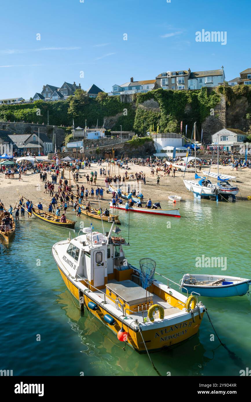 Gli equipaggi dei Pilot Gig che trasportano i loro remi in attesa di salire a bordo dei Pilot Gigs per l'evento femminile Newquay County Championships Cornish Pilot Gig Rowing a Newqu Foto Stock