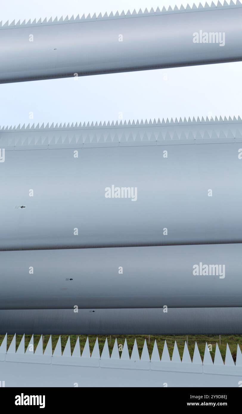 Pale per turbine eoliche a Scrabster Harbour, Scozia settentrionale Foto Stock