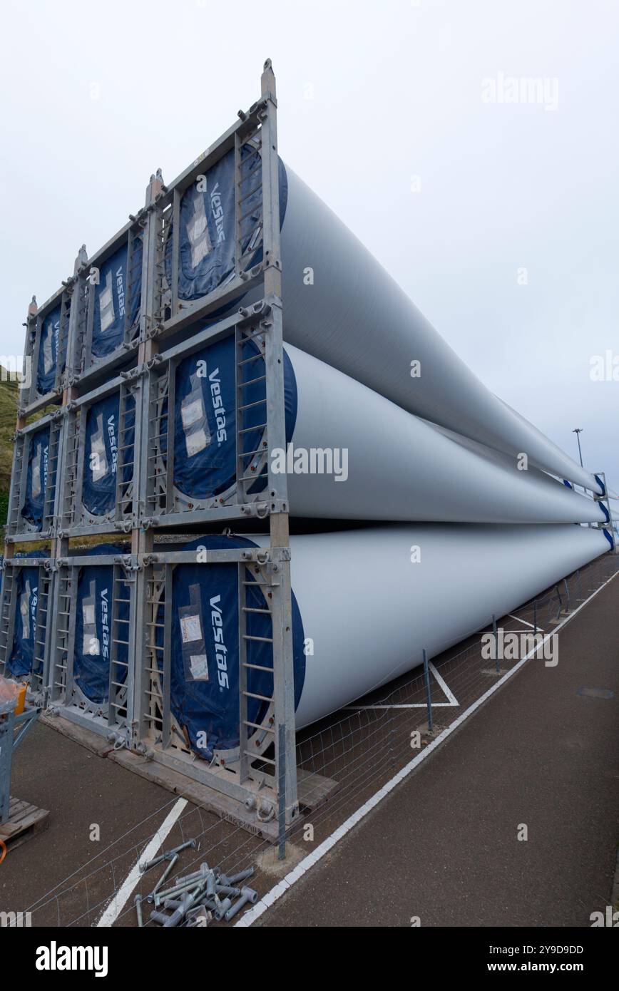 Pale per turbine eoliche a Scrabster Harbour, Scozia settentrionale Foto Stock