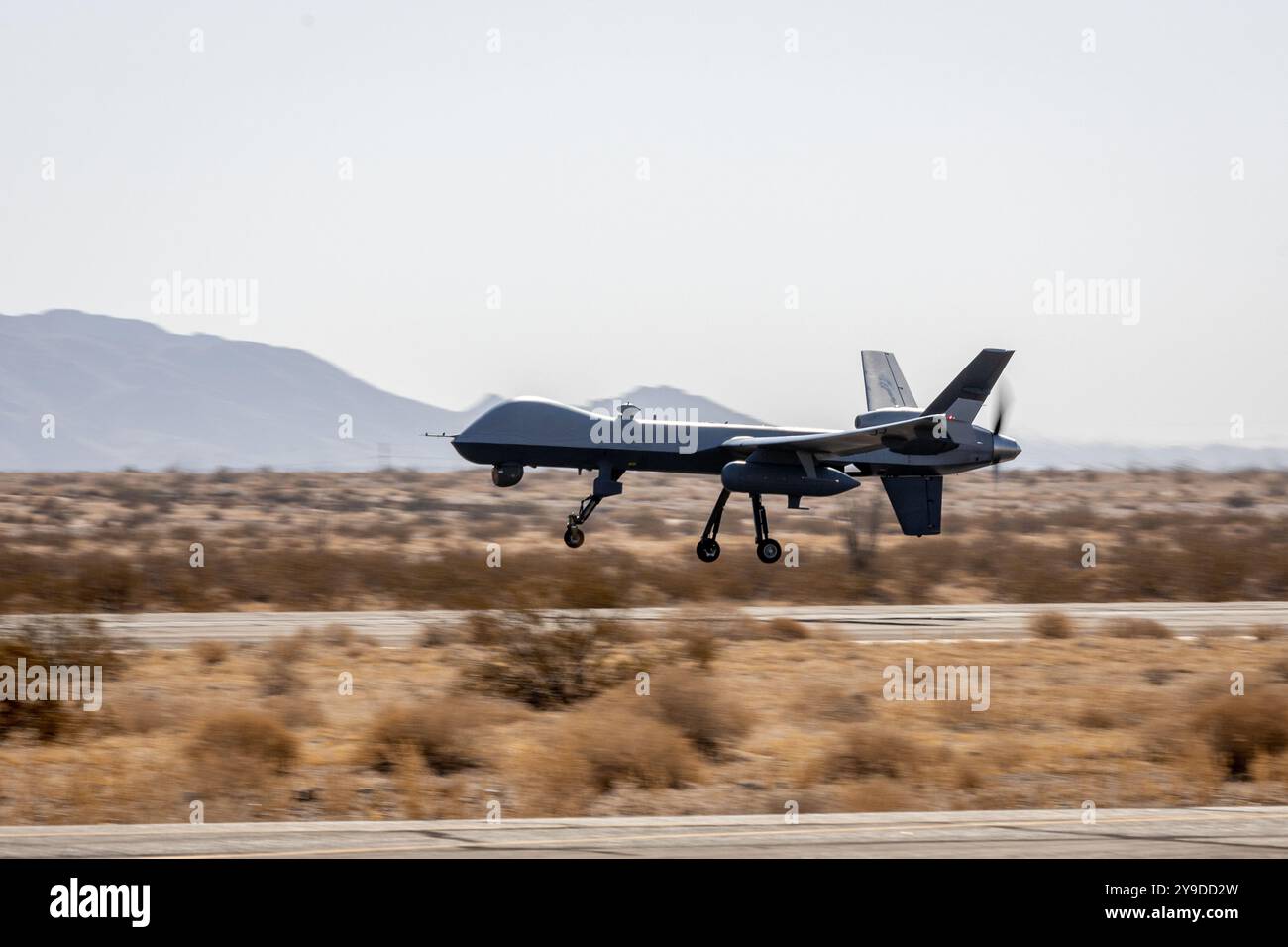 Un drone MQ-9 Reaper del corpo dei Marines assegnato al Marine Aviation Weapons and Tactics Squadron One decolla per tattiche di sistema aereo senza equipaggio traini Foto Stock Un drone MQ-9 Reaper del corpo dei Marines assegnato al Marine Aviation Weapons and Tactics Squadron One decolla per tattiche di sistema aereo senza equipaggio traini Foto Stock