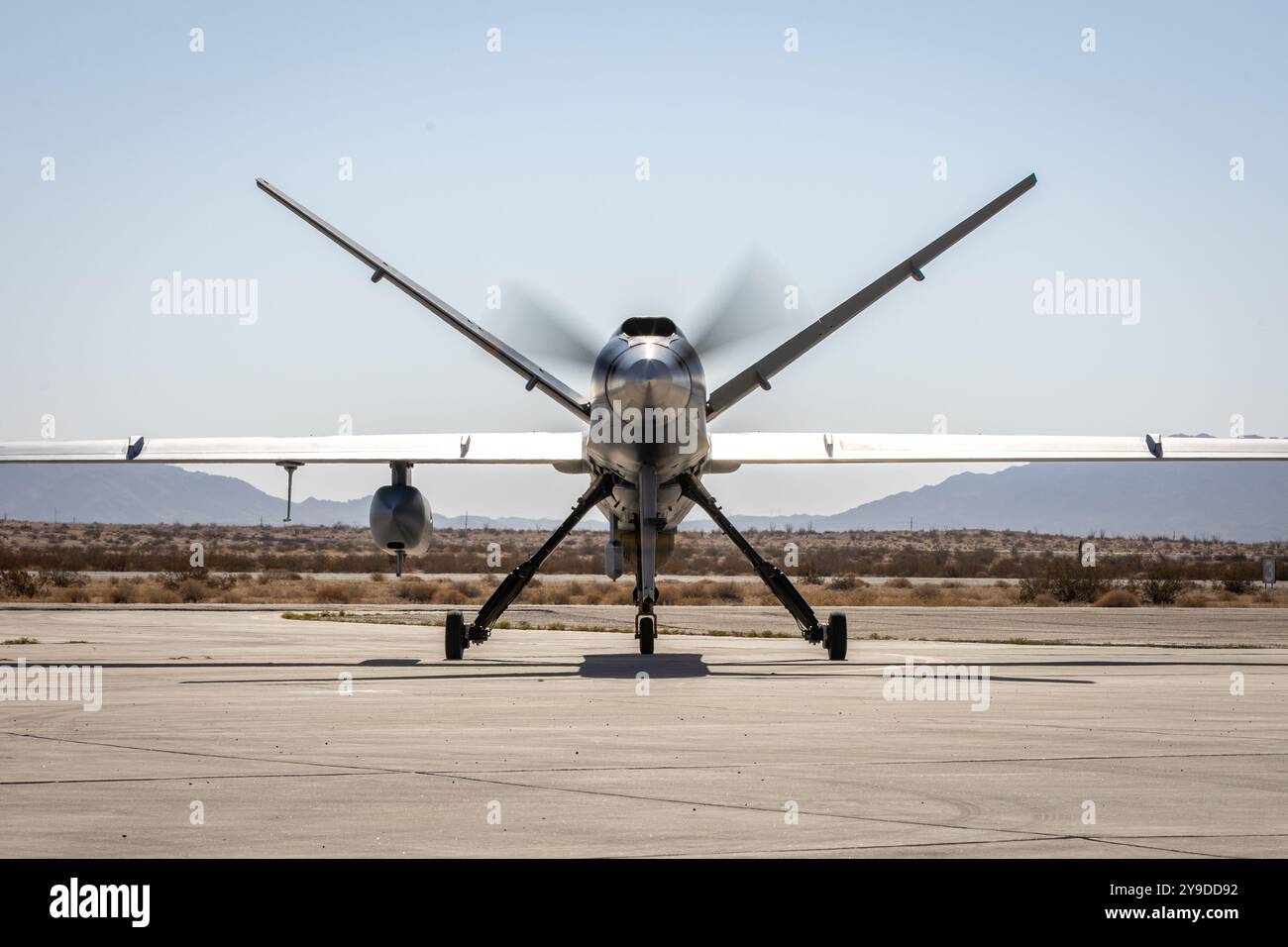 Un drone MQ-9 Reaper del corpo dei Marines assegnato al Marine Aviation Weapons and Tactics Squadron One si prepara a decollare per il tac del sistema aereo senza equipaggio Foto Stock Un drone MQ-9 Reaper del corpo dei Marines assegnato al Marine Aviation Weapons and Tactics Squadron One si prepara a decollare per il tac del sistema aereo senza equipaggio Foto Stock