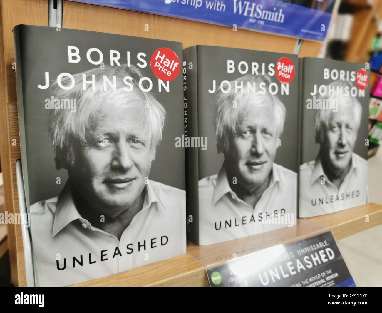 Londra, Regno Unito. 10 ottobre 2024. Copie del libro "Unleashed" dell'ex primo ministro britannico Boris Johnson sono esposte in una libreria, a Londra. Data foto: Giovedì 10 ottobre 2024. Crediti: Isabel Infantes/Alamy Live News Foto Stock