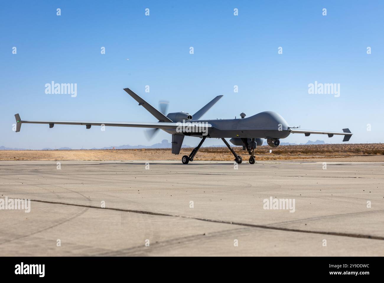 Un drone MQ-9 Reaper del corpo dei Marines assegnato al Marine Aviation Weapons and Tactics Squadron One si prepara a decollare per il tac del sistema aereo senza equipaggio Foto Stock