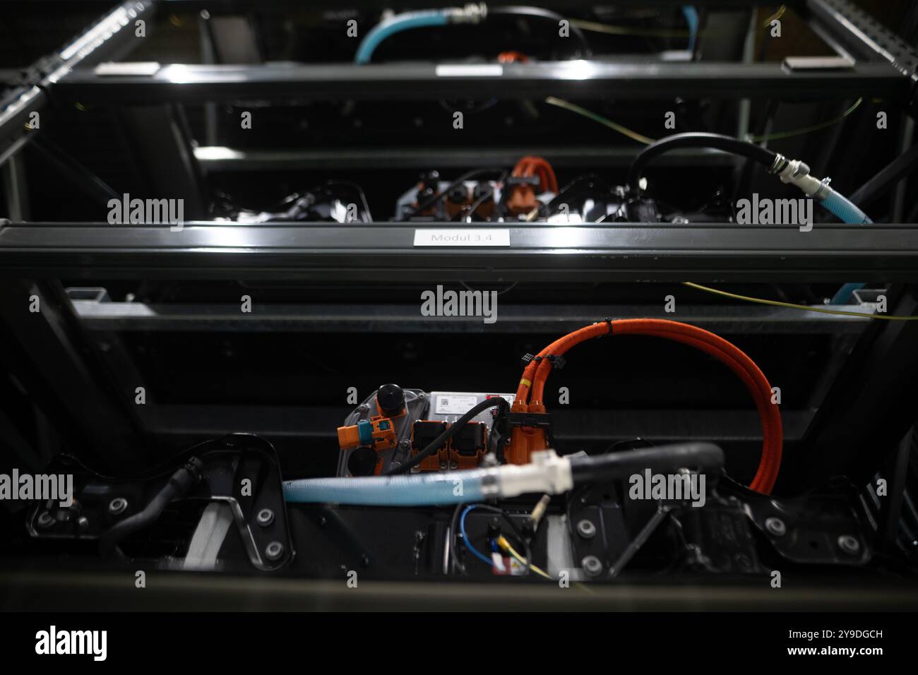 Berlino, Germania. 25 settembre 2024. Nel campus di Euref è possibile vedere un sistema di stoccaggio delle batterie Audi, in cui le vecchie batterie delle e-car Audi vengono utilizzate per immagazzinare l'elettricità. Crediti: Sebastian Gollnow/dpa/Alamy Live News Foto Stock