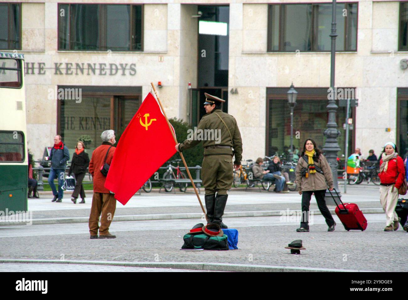 Un reattore che si presenta come un soldato russo con una bandiera sovietica vicino alla porta di Brandeburgo Foto Stock