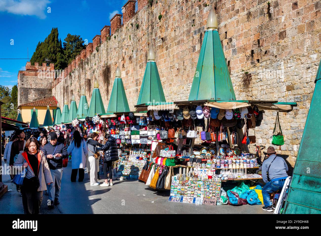 Una fila di negozi di souvenir lungo le mura medievali di Piazza Daniele Manin a Pisa Foto Stock